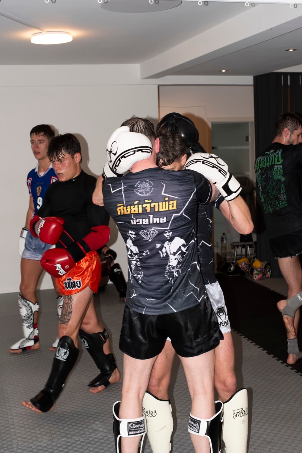 Clinch-Drills im Sparring, mehrere Paare auf der Matte